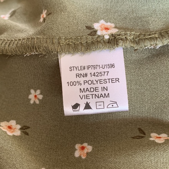 Lavish Luxe Styles. Ruffle Detail Romper. Size S - Picture 4 of 5